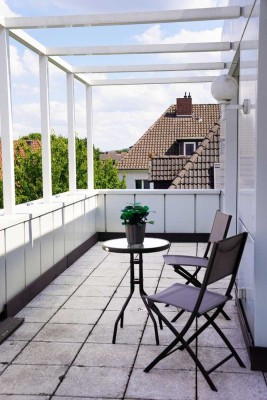 Renovierte Penthouse-Wohnung mit zwei Balkonen und EBK