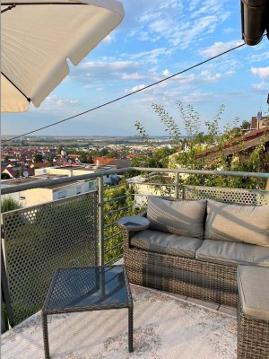 2,5-Zimmer-Dachgeschosswohnung mit Balkon und Panorama Blick / EBK / KFZ Stellplatz