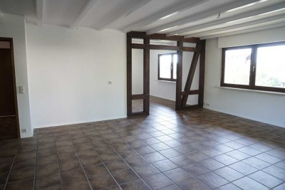Gepflegte 4-Zimmer-EG-Wohnung mit Terrasse; Miete 1100 Euro +NK