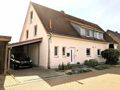 Moderne Doppelhaushälfte mit PV-Anlage in Pattensen Mitte