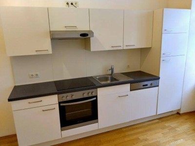Neuwertiger 2 ZIMMER-Altbau, extra Wohnküche möbliert, größeres Bad mit Dusche / WC, nähe Kunsthaus!