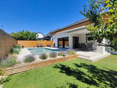 Exklusiver Bungalow in Grünruhelage ein Wohnen auf höchstem Niveau mit Pool und Smart-Home-System