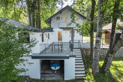 Rarität: Ihr Feriendomizil am Wallersee - Badehaus mit Bootsgarage und direktem Seezugang