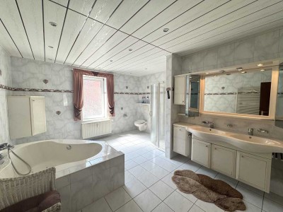 Einfamilienhaus im Herzen Gieboldehausens mit großzügigem Garten, Pool, Garagen und reichlich Fläche