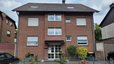 Freistehendes Dreifamilienhaus mit großem Garten und Garagen