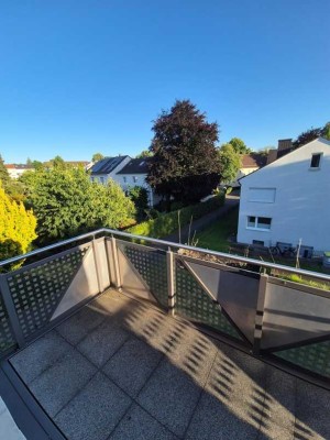 Vollmöbilierte DG-Whg mit EBK, Balkon & Stellplatz