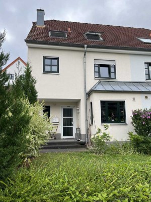 Attraktive und vollständig renovierte 5-Zimmer-Doppelhaushälfte in Königsdorf