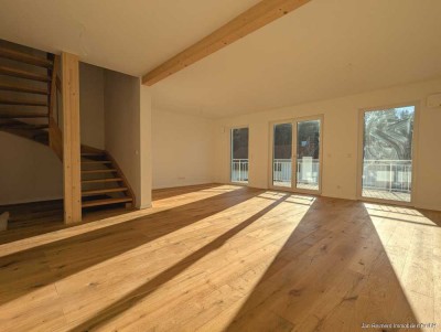 NEUWERTIGES ZWEIFAMILIENHAUS MIT DACHTERRASSE, EICHENPARKETT, WÄRMEPUMPE & SÜDWESTGARTEN
