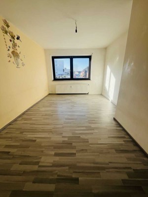 schöne 2,5 Zimmer Wohnung in zentraler Lage !!