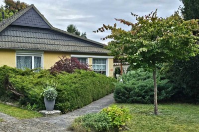 Hell, gepflegt und mit schöner Außenanlage