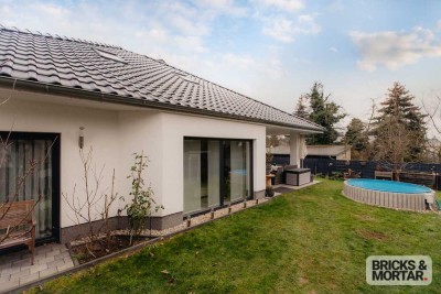 Eleganter Bungalow in Markkleeberg – Wohnen mit Stil: Pool, Kamin & Doppelgarage