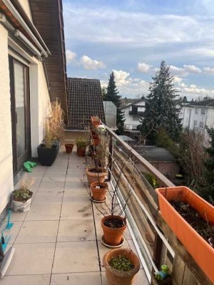 *OF-Bieber*:sonnige 3-Zi. DG-Wohng.in gepfl. 3-Fam.haus m.EBK+gr.Balkon