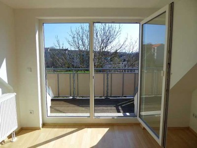 Laß die Sonne rein! - Süße helle 2-Raum im DG mit Balkon