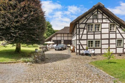 Zeitreise im Grünen: Historisches Bauernhaus mit Reetdach und kleinem Pferdestall in Monschau-Widdau