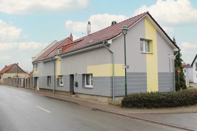 ländliches Wohnhaus mit Garage und schönem Grundstück