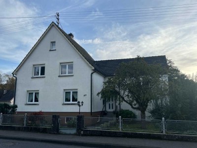 Schöne 5-Zimmer-Wohnung, wird gerade frisch renoviert, mit gehobener Innenausstattung in Fürthen