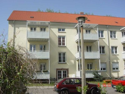 Hell - frisch renoviert - mit Balkon!