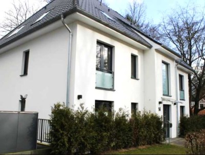 Familienfreundliche Dachgeschoss-Wohnung im Grünen. Mit großem Balkon zum Alsterlauf