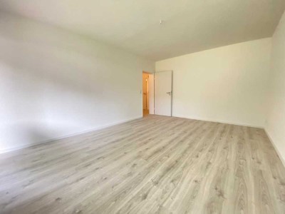 Schöne, frisch sanierte 2 Zimmer wohnung mit großem Balkon in Stolberg. 1.OG