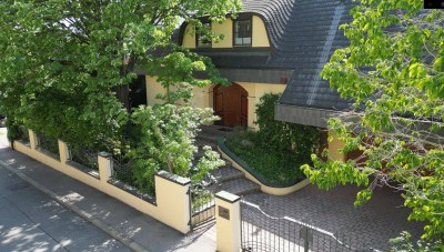 Großzügiges Einfamilienhaus mit hohem Wohnkomfort und großen Garten und Pool