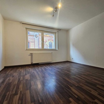 2 Zimmer Wohnung nähe Goldschmiedeschule + Garage + separates Zimmer im DG