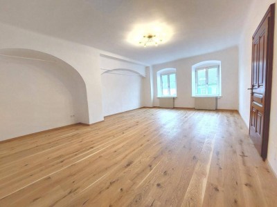 100m2 neu renovierte 4-Zimmer-Wohnung in der Beletage mit historischem Flair