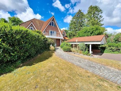 Eindrucksvolle Maisonette-Wohnung mit 4 Balkonen, Doppelcarport, Sauna und Haus-im-Haus-Charakter!