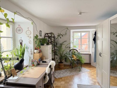 Altbaucharme erleben: 2-Zimmer-Wohnung im Einzeldenkmal mit Aufzug