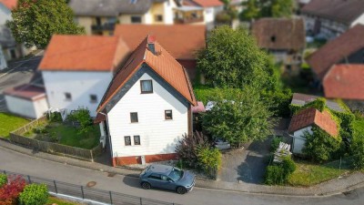 Teilrenoviertes Einfamilienhaus mit gemütlichem Innenhof in Unterreichenbach!