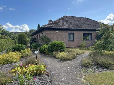 Walmdachbungalow mit 5 Zimmern und Vollkeller in bevorzugter Lage