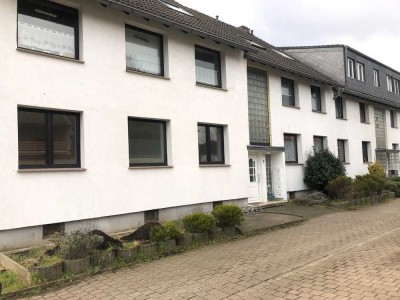 Ansprechende, vollständig renovierte 4-Raum-EG-Wohnung mit Balkon in Moers