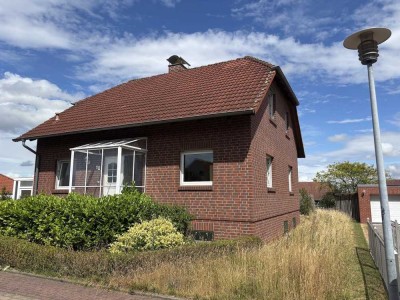 Einfamilienhaus mit zwei Garagen und Stellplätzen in Schöningen