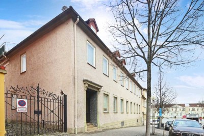 Perfekte Lage am Schloss: -- sanierungsbedürftiges, historisches Stadthaus mit enormem Potenzial