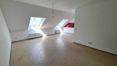 Schöne 2 Zimmer Dachgeschosswohnung