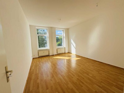 Bezugsfreie Altbauwohnung mit Balkon zum ruhigen Innenhof nahe S-Bhf Adlershof!