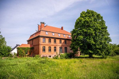 Gutshaus mit eigenem Park in                                        malerischer Umgebung