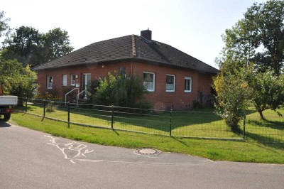 Sanierter Bungalow mit überdachter Terrasse und traumhaftem Garten