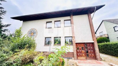 Geräumiges 1 bis 2 Familienhaus mit gigantischem Grundstück und Doppelgarage