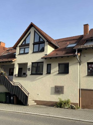 * eine Maisonette-Wohnung fast wie ein Reihenhaus *