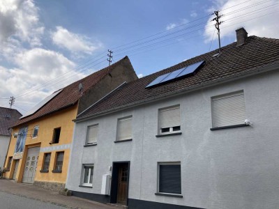 Wohnhaus mit Scheune und Garagen