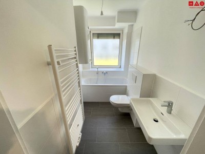 Entzückende Zweizimmerwohnung, neu saniert, auf Wunsch mit Küche