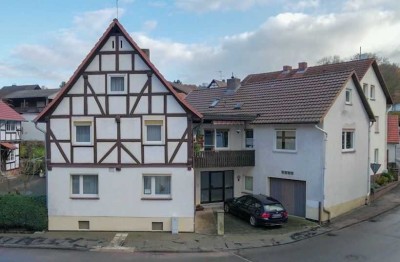 Viel Haus für wenig Geld: Einfamilienhaus mit Einliegerwohnung, Balkon und Garage