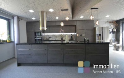 IPA - Modernes Zweifamilienhaus mit mehreren  Garagen und kleiner Gewerbefläche in Vicht sucht ...