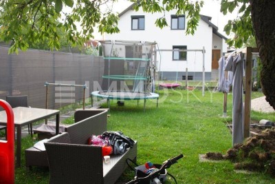 Einfach aber preiswert- schlichte Haushälfte mit 211 m2 Garten