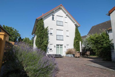 Freistehendes Einfamilienhaus mit großem Garten, 3 Garagen & Ausbaureserve nahe Köln