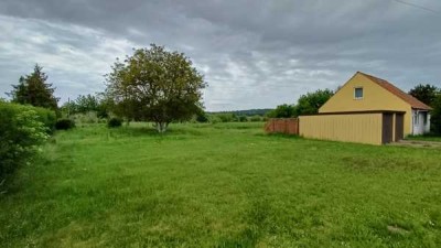 Großes Gelände mit kleinem Haus und Doppelgarage