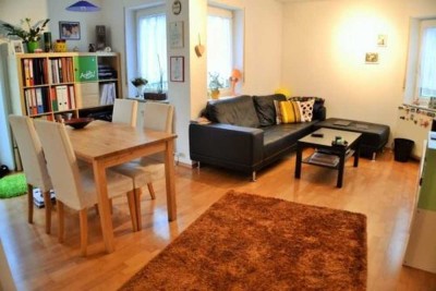 2-ZIMMER-PERLE im EG mit TERRASSE, EBK, PARKETT &  DUPLEX GARAGE!