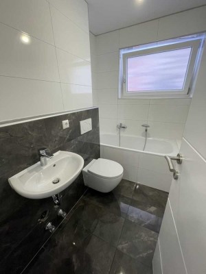 Schönes helles 1 Zimmer Apartment mit EBK, 2. OG in München. 2022 komplett saniert