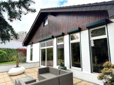 -Attraktives, helles, repräsentatives Wohnhaus mit Gewerbehalle-