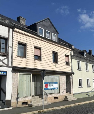 Wohnhaus mit Garage und Platz für ein Gewerbe